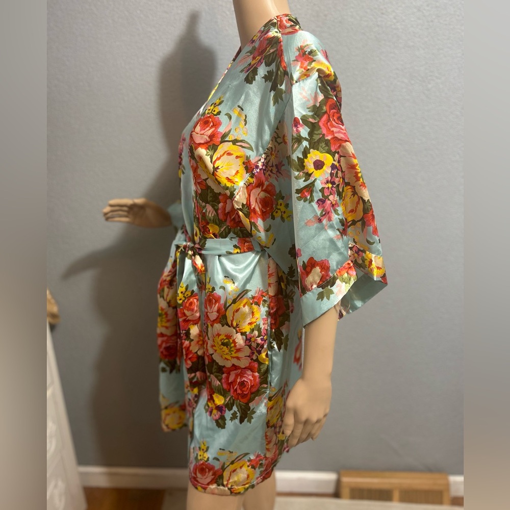 Floral Satin Kimono Robe size medium/large - Picture 3 of 5